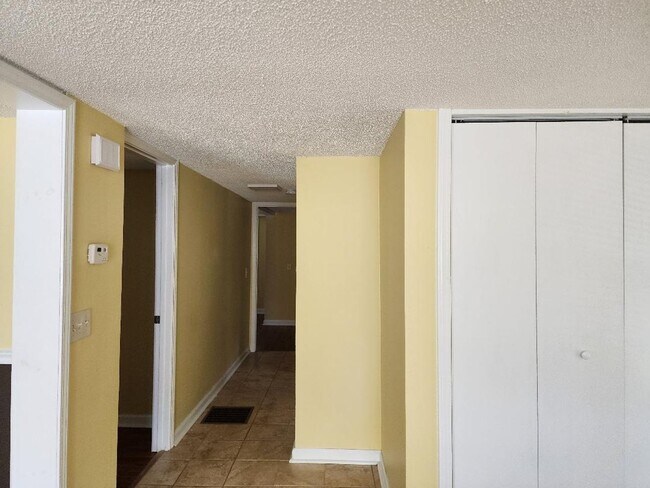 Building Photo - LOVE SIZE!