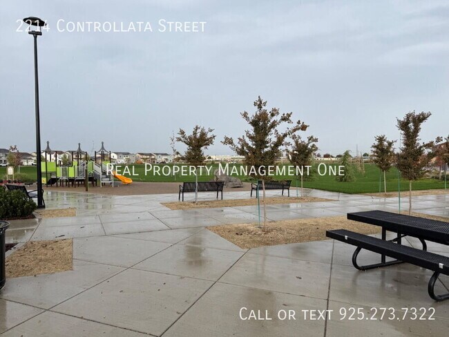 Building Photo - 2214 Controllata St