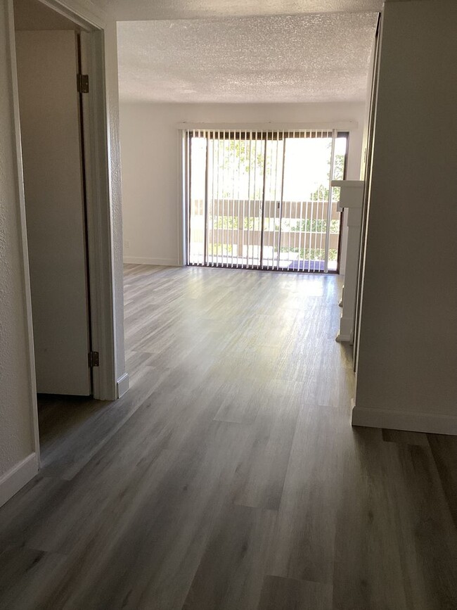 Building Photo - REMODELED UNIT IN THE LOVELY SKYLINE VILLA...