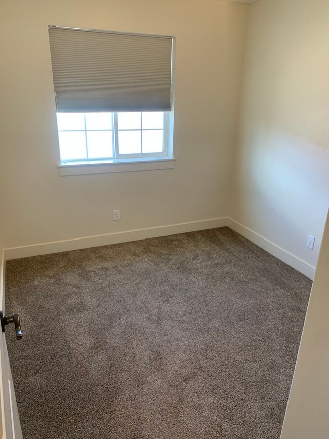 Building Photo - Beautiful 3 bedroom1.5 bath townhome in Price Utah