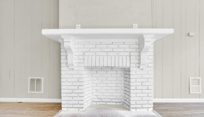 Building Photo - Bright 5 Bedroom, 1.5 Bath Home!