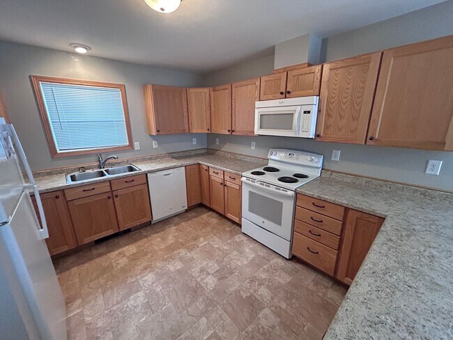 Building Photo - 545 4th Ave SW