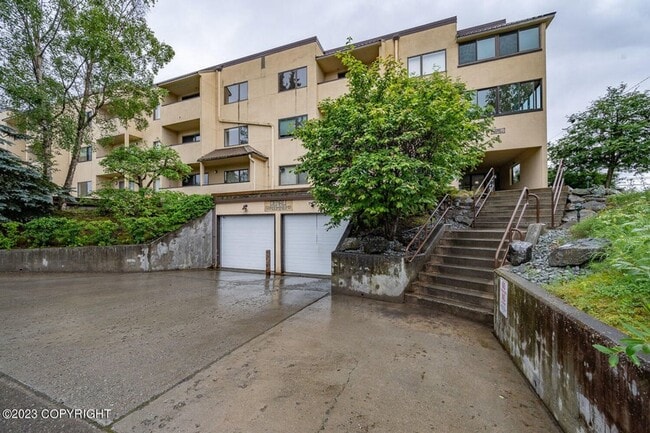 Building Photo - 1201 Denali St