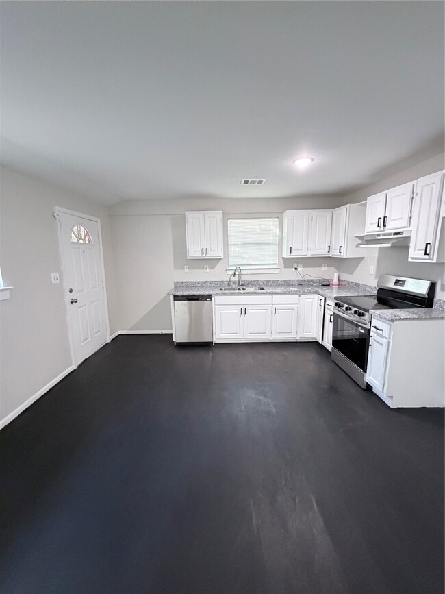 Building Photo - 866 N Victory Dr