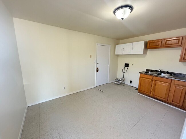 Building Photo - 1621 Clover Ln