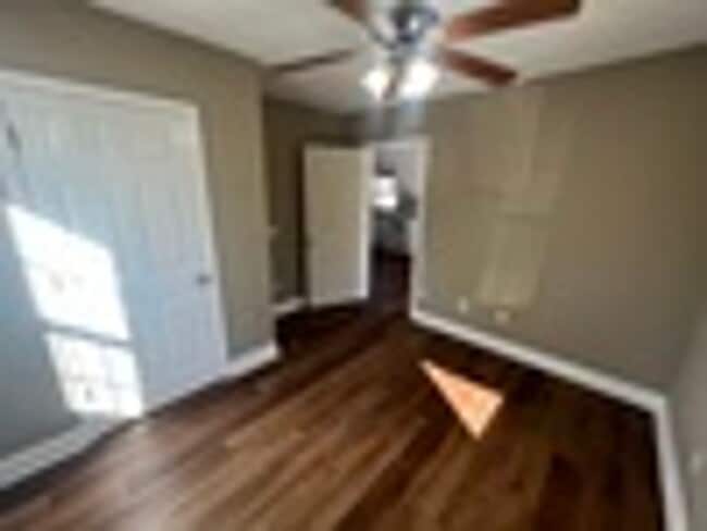 Building Photo - AVALIABLE NOW!!