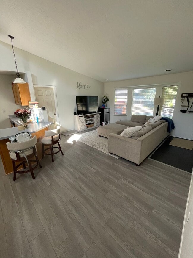 Building Photo - Southeast Boise Rental with Vaulted Ceilin...