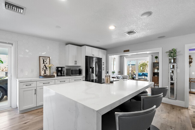 Building Photo - 1605 Treemont Ave