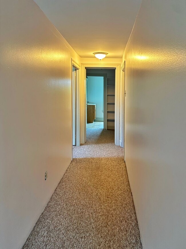 Building Photo - 3 bed 1.5 bathroom apartment in Harleysvil...