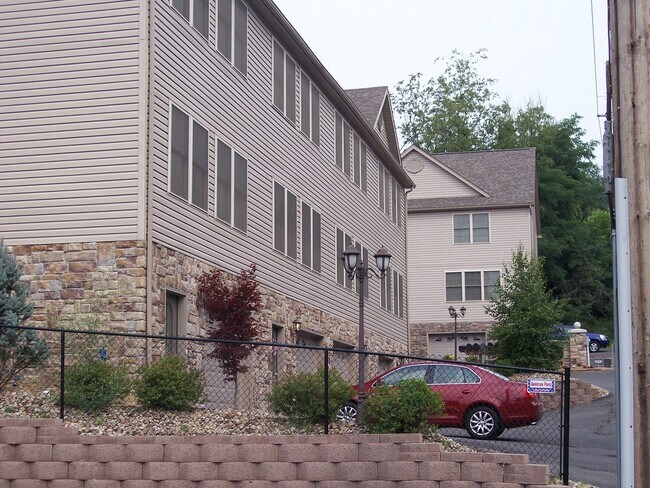 Building Photo - 4 Pineview Pl