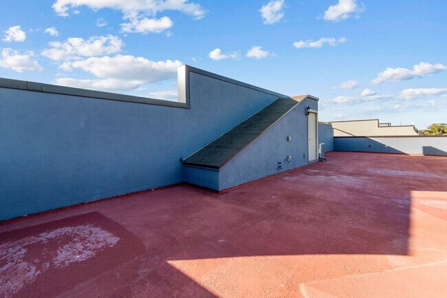 Building Photo - 247 Beech St