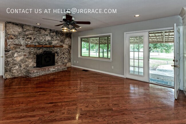 Building Photo - 525 W 4th St