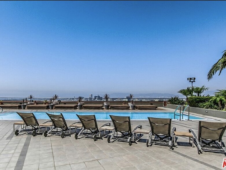 Swimming Pool on the 17 th Floor Sky Deck - 1100 Wilshire Blvd