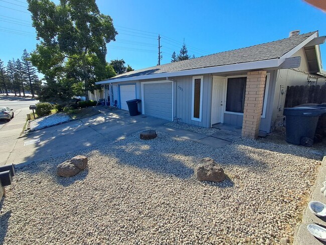 Building Photo - Roseville 2 Bedroom Duplex, New Carpet, Central Heat and Air, Large Fenced Yard