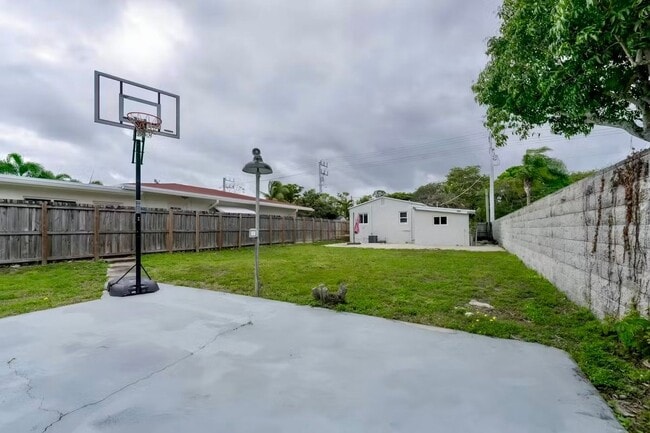Building Photo - 719 NE 38th St