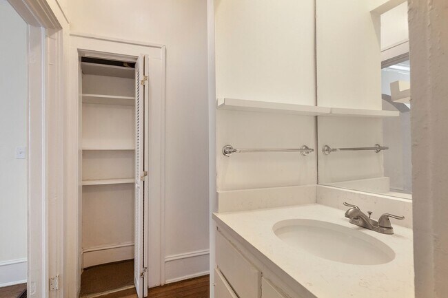 Building Photo - Spacious 1/1 Condo w/ Enclosed Patio & Off...