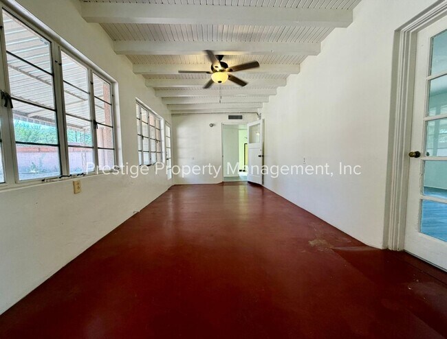 Building Photo - Spacious With Vintage Charm- 2/1 Centrally Located and Waiting For You!