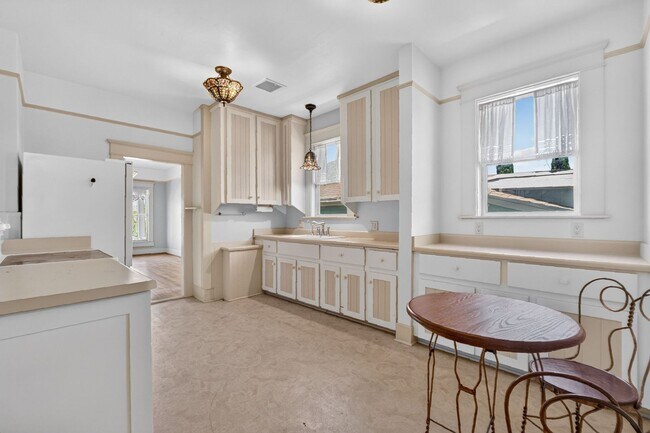 Building Photo - 3 Bedroom with Historical Charm Close to Square