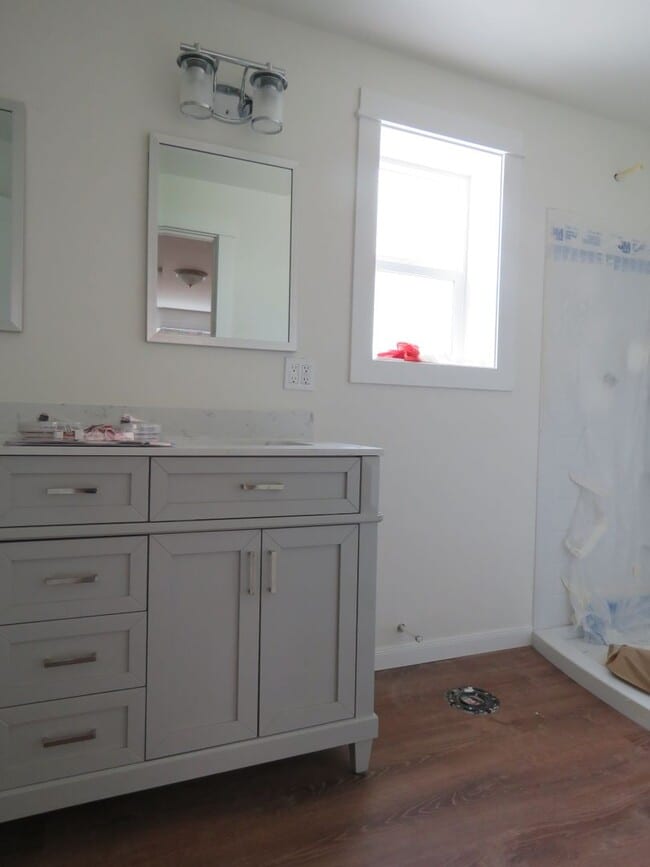 Building Photo - Remodeled Ranch 3 Bedroom 2 Bath with Larg...