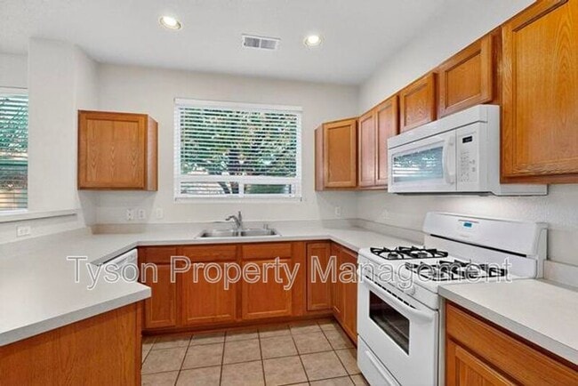 Building Photo - 6520 Los Pueblos Pl NW