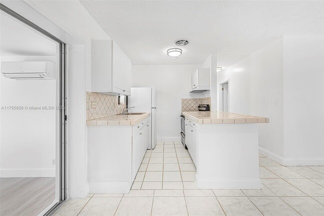 Building Photo - 3241 SW 40th Ave