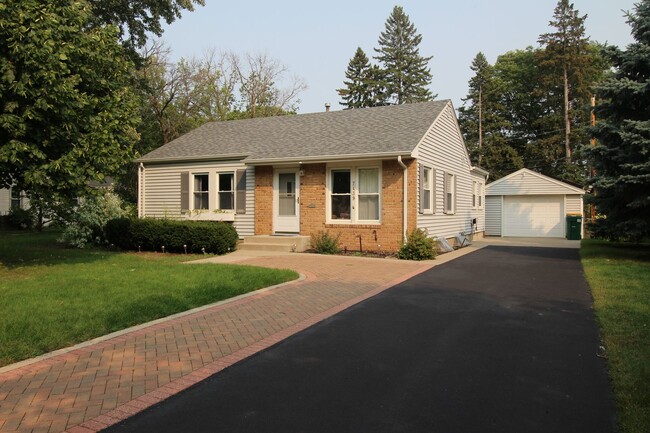 Building Photo - Beautifully updated Richfield home! Open c...