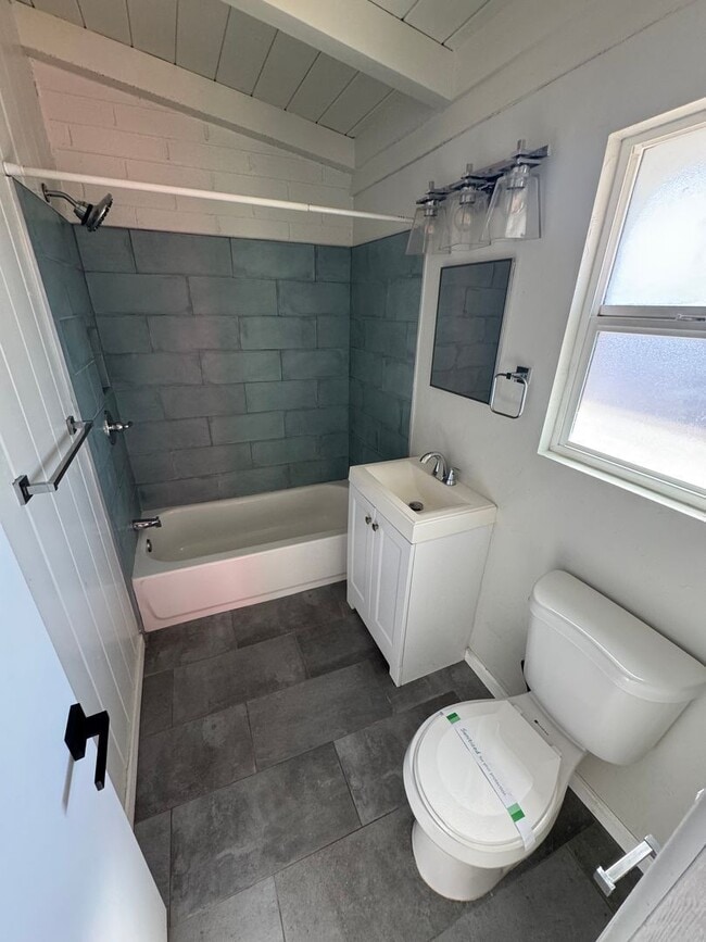 Building Photo - 2762 N Forgeus Ave