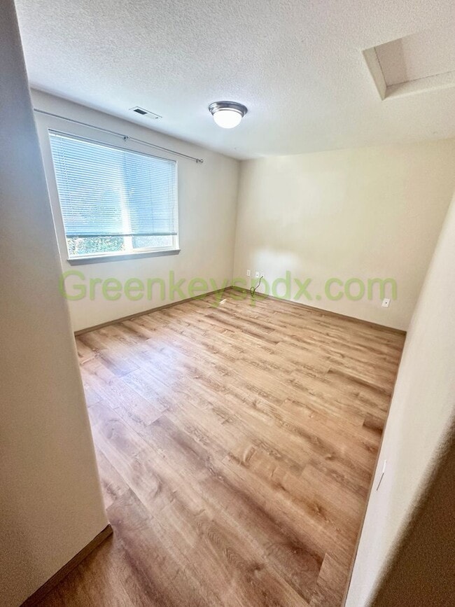 Building Photo - 3-Bedroom, 2-Bathroom Row House Near Alber...