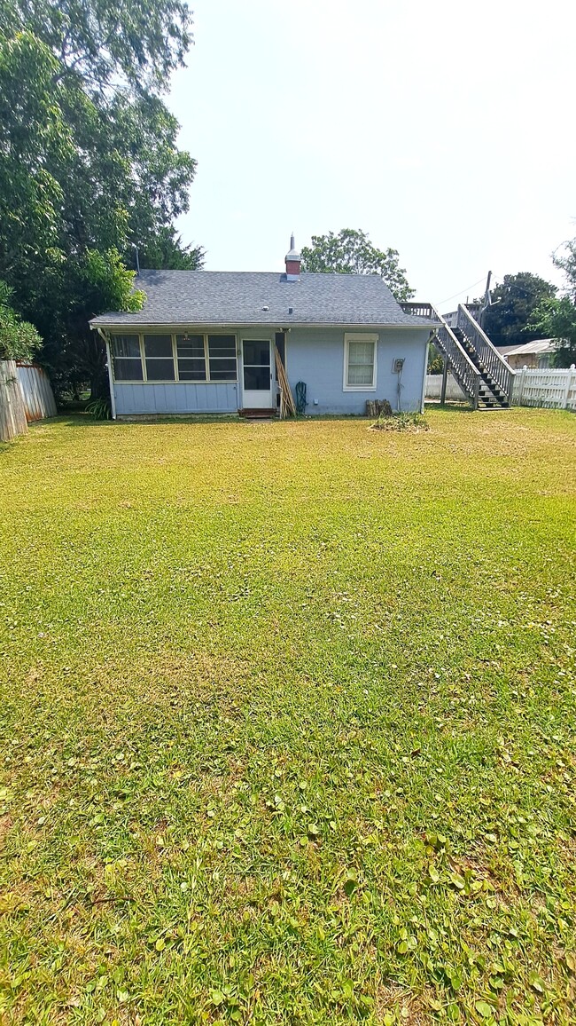 Building Photo - 305 N 18th St