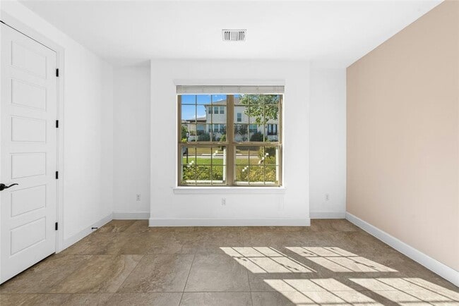 Building Photo - 404 Highland Village Dr