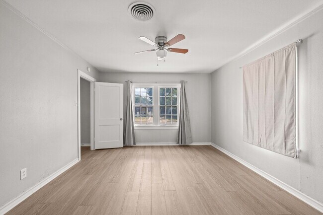 Building Photo - *PRE-LEASING* Updated Home w/ Large Bedrooms, Minutes from Texas Tech