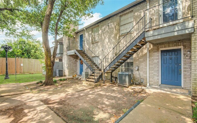 Building Photo - 9797 Leawood Blvd