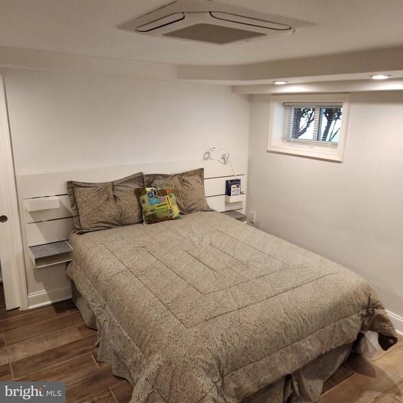 Building Photo - 4303 13th Pl NE