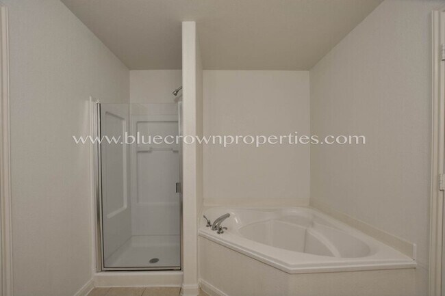 Building Photo - 2221 Meadow Dr
