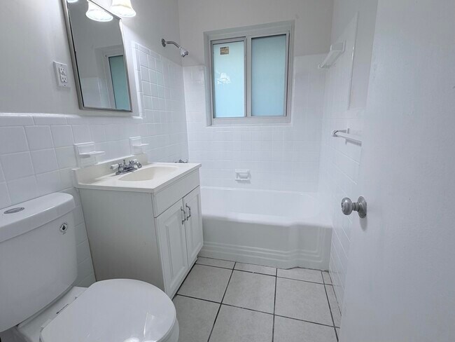 Building Photo - 231 NE 16th Ave