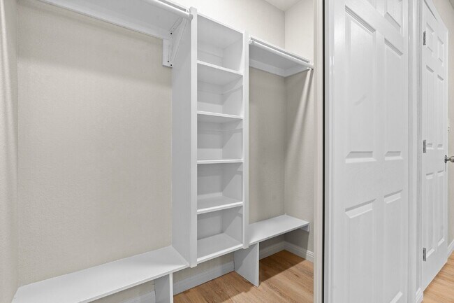 Building Photo - 3 Bed, 2 Bath Duplex (3rd bed is detached)