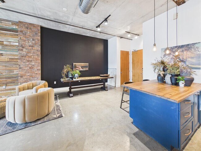 Building Photo - 800 W 5th St