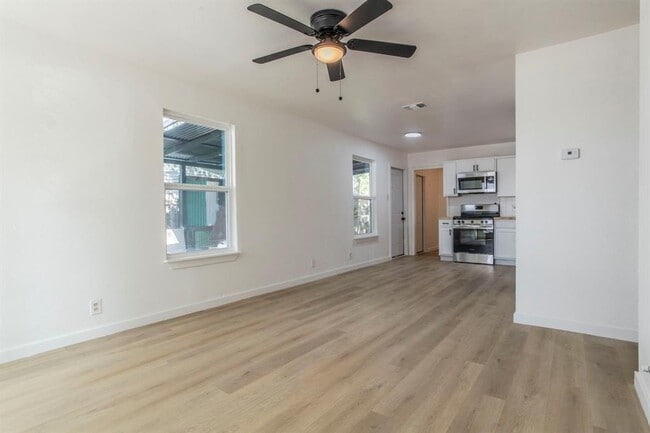 Building Photo - 415 W Hutchins Pl