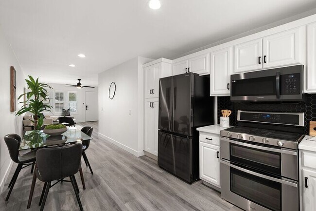 Building Photo - 1704-1710 Hanford Dr