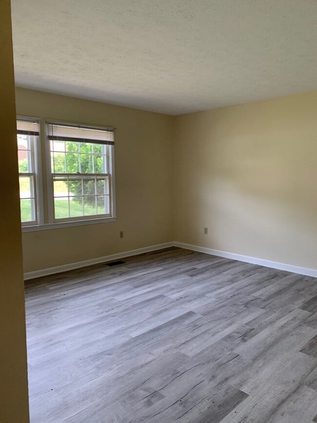 Building Photo - 208 Woodbine Dr