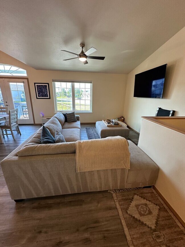 Building Photo - Large 3bd, 2.5 Bath Townhome for Rent in N...