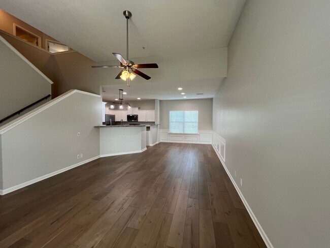 Building Photo - Move-in Special! Available Immediately! Gorgeous 4 Bedroom 3 Bath in Creeksbend Subdivision