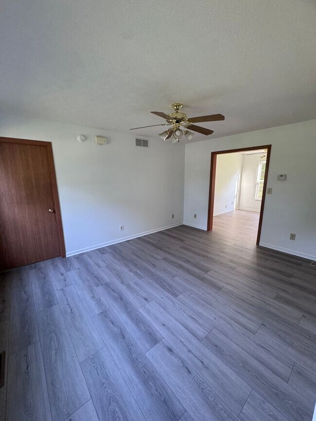Building Photo - 5 Bd 2.5 Ba