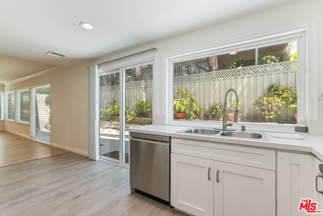 Building Photo - 10227 Autumn Leaf Cir