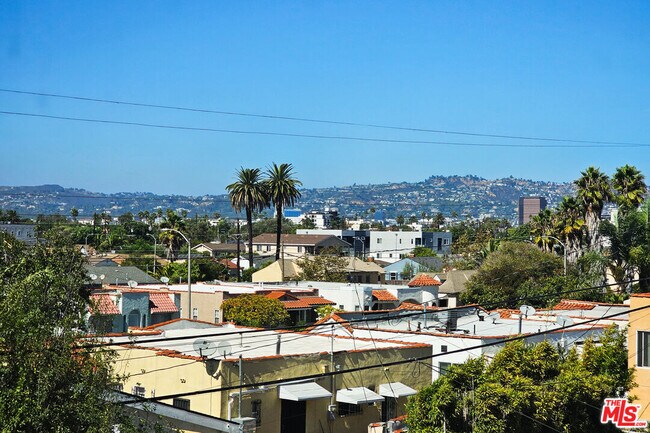 Building Photo - 1921 1/2 Carmona Ave