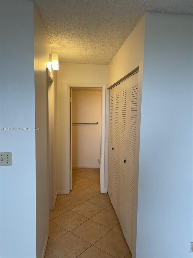 Building Photo - 2771 Riverside Dr