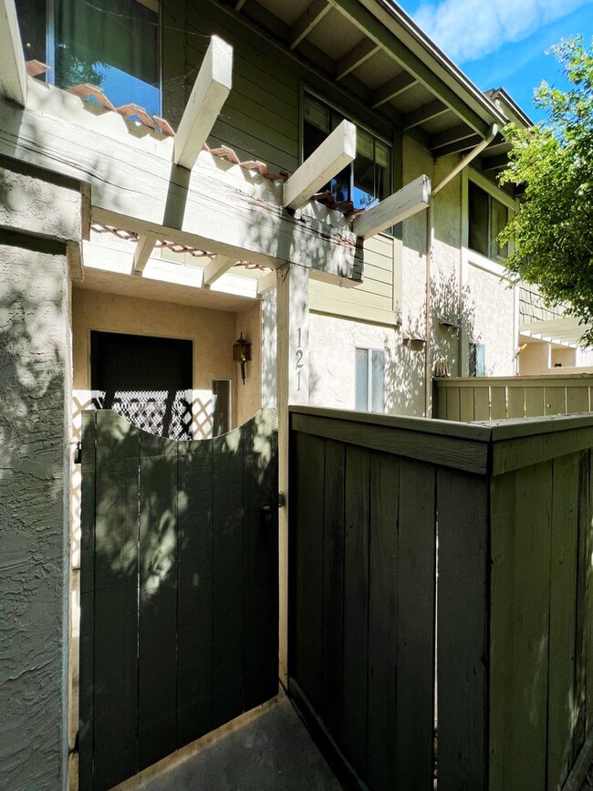 Building Photo - 2 Bed/2.5 Bath Condo at College Park Townh...