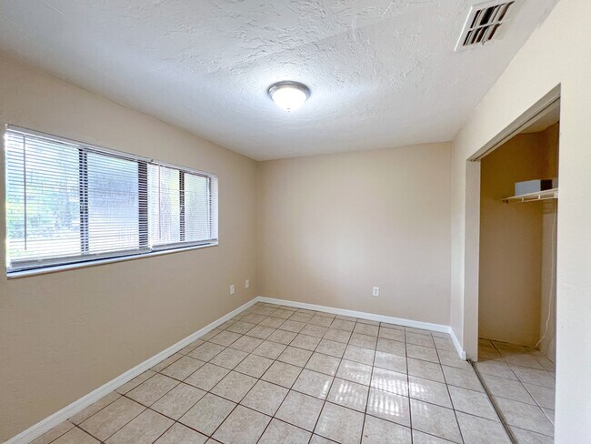 Building Photo - 703 SW 69th Terrace