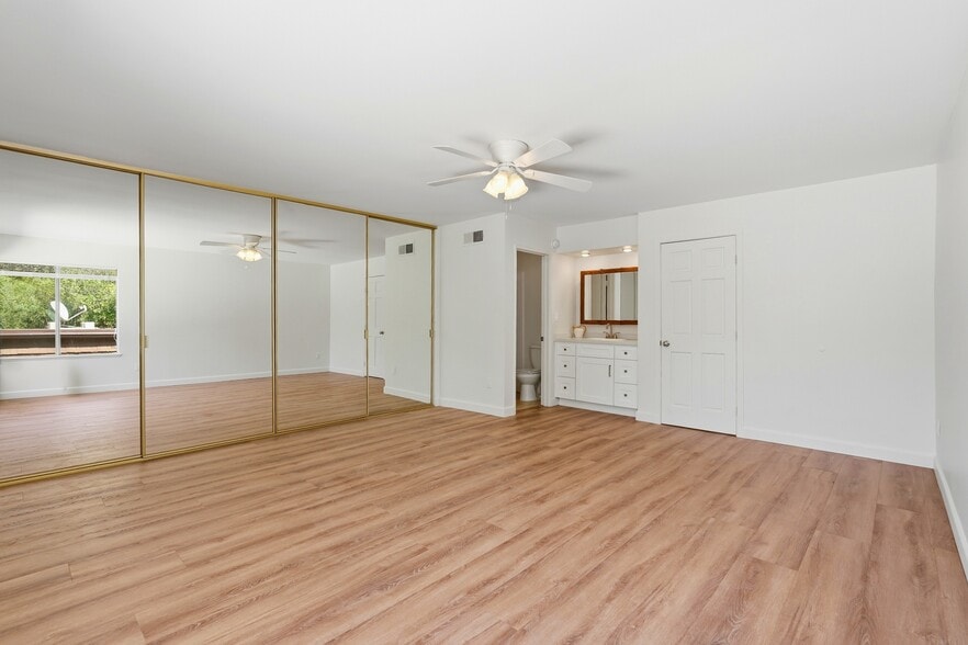 Building Photo - 10432 Larwin Ave
