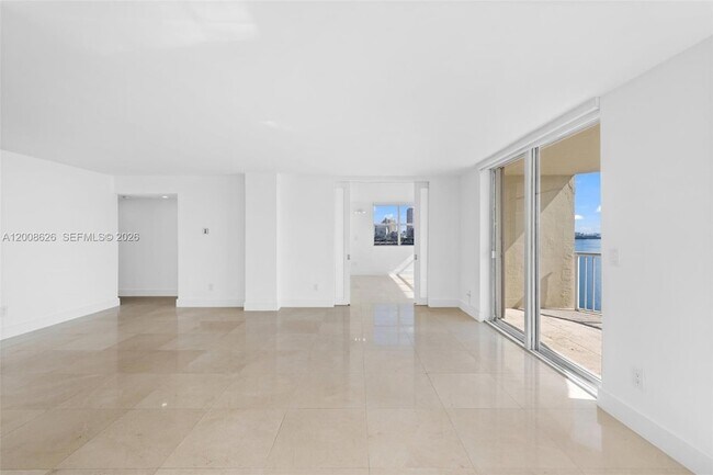 Building Photo - 1420 Brickell Bay Dr